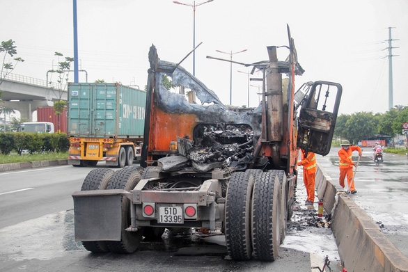 Cabin xe cháy ngùn ngụt trên xa lộ, tài xế tháo thùng container để cứu hàng