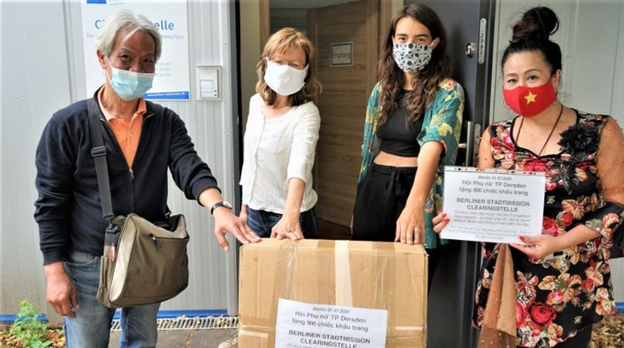 Phụ nữ người Việt ở Đức tặng 900 khẩu trang cho Tổ chức nhân đạo Berlin