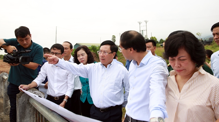 Phó Thủ tướng Phạm Bình Minh thị sát khu vực biên giới tại Lào Cai