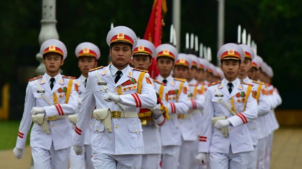 Ảnh: Nghi lễ treo cờ rủ Quốc tang nguyên Tổng Bí thư Lê Khả Phiêu tại Hà Nội