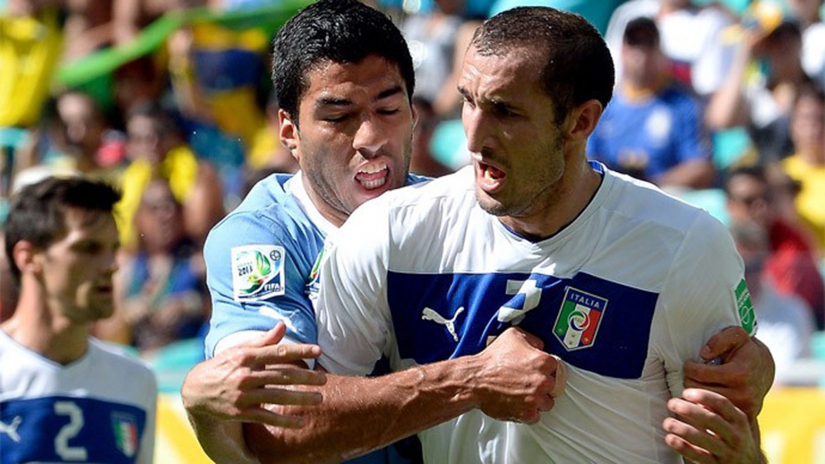 Ngày này năm xưa: Suarez cắn Chiellini tại World Cup 2014