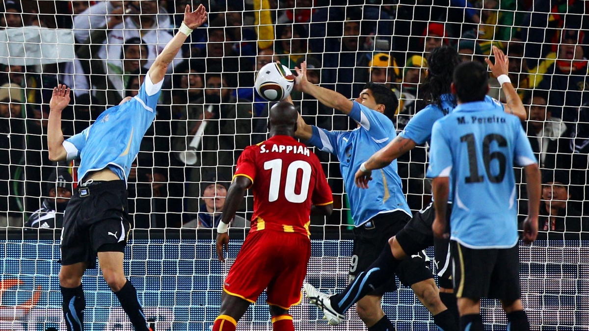 Ngày này năm xưa: Bàn tay Suarez phá tan giấc mơ của bóng đá châu Phi