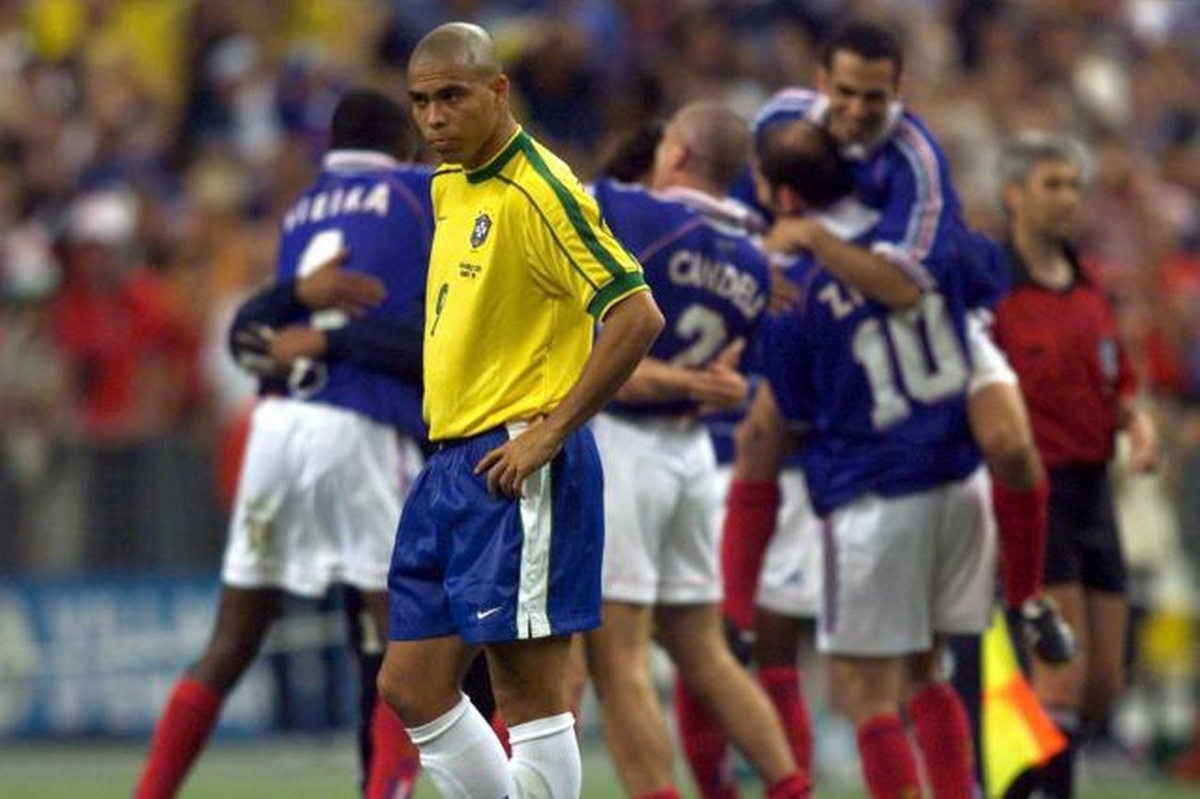 Ngày này năm xưa: Ronaldo “béo” bất lực nhìn Zidane lên đỉnh thế giới