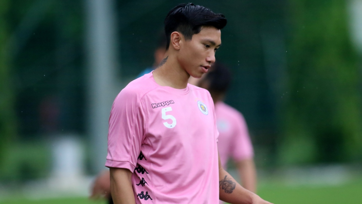 Văn Hậu “tươi rói” trong ngày đầu trở lại tập luyện cùng Hà Nội FC