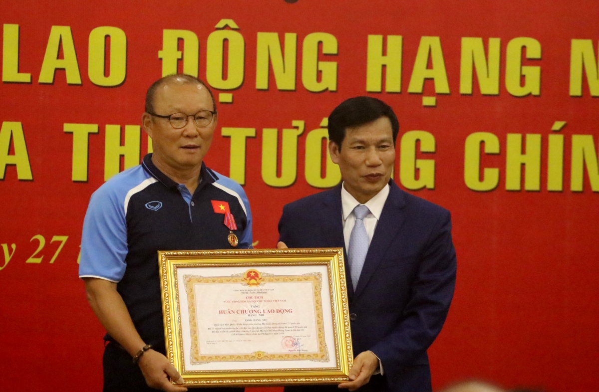 HLV Park Hang Seo xúc động khi nhận Huân chương Lao động hạng Nhì