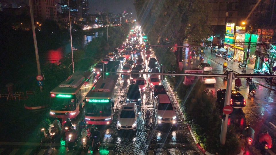 Đường Hà Nội ken cứng người và xe khi mưa lớn trút xuống giờ tan tầm