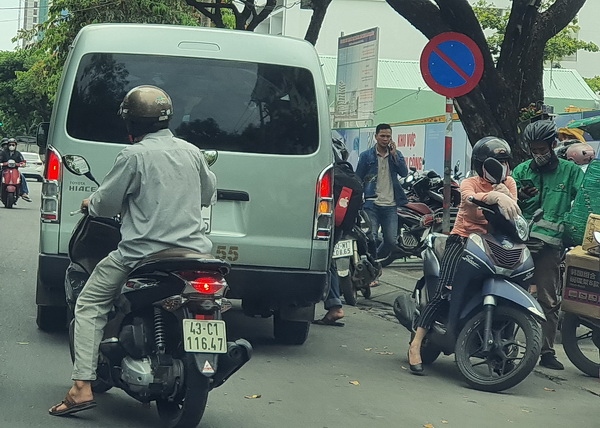 Bát nháo xe ô tô đón trả khách ở trung tâm thành phố Đà Nẵng