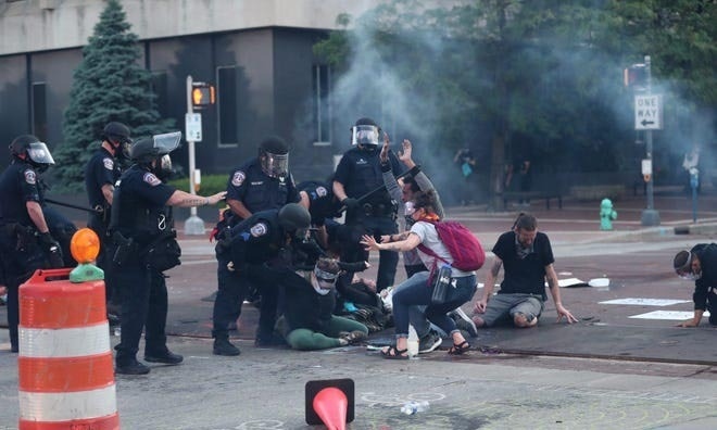 Hơn 60 phóng viên bị tấn công trong các cuộc biểu tình ở Mỹ