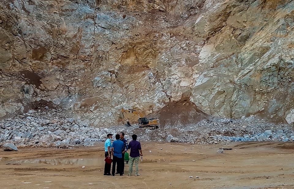 Vụ sập mỏ đá Điện Biên: Tìm kiếm nạn nhân còn lại dưới hàng trăm m3 đá