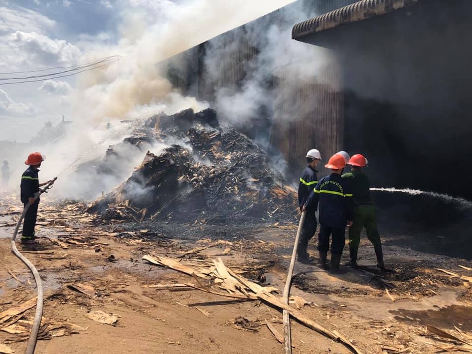 Cháy dữ dội tại cơ sở sản xuất tăm tre và than sạch giữa nắng nóng