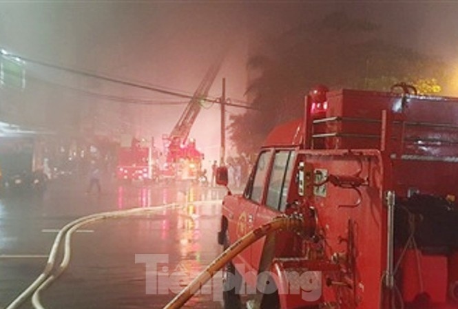 Xe cứu thương bốc cháy dữ dội khiến 7 người bị thương