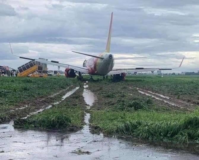 Máy bay đáp xuống cỏ sân bay Tân Sơn Nhất: Gần 70 chuyến bị ảnh hưởng