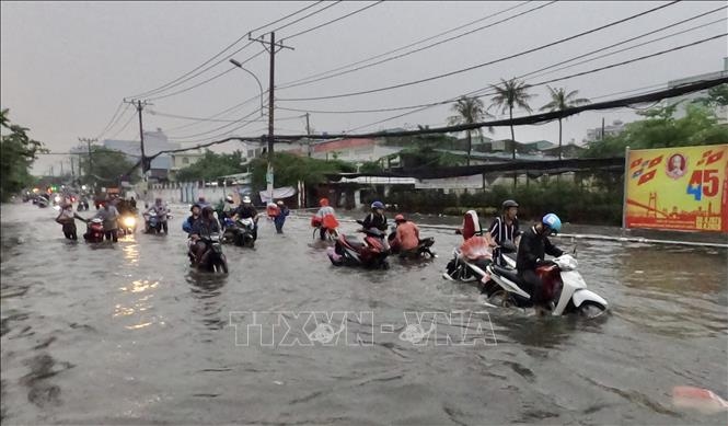 Mưa hơn 4 giờ khiến nhiều tuyến đường tại TPHCM chìm trong biển nước