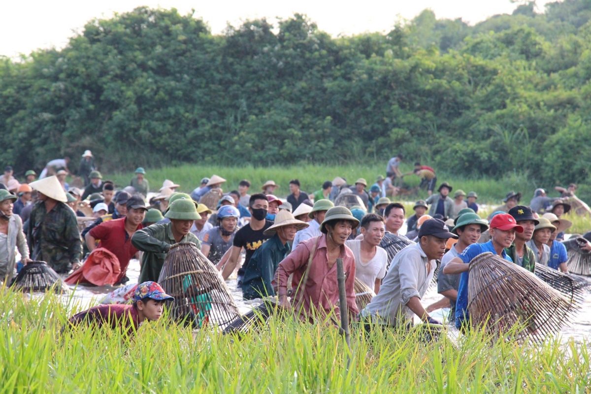 Hàng ngàn người đội nắng bắt cá tại lễ hội độc nhất vô nhị ở Hà Tĩnh