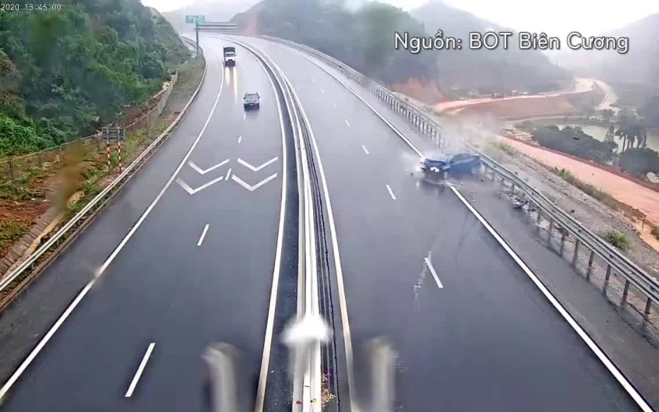 Hộ lan mềm cứu nguy ôtô mất lái trên cao tốc Hạ Long-Vân Đồn