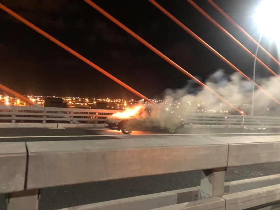 Xe Mercedes bốc cháy “trơ khung” trên cầu Bạch Đằng