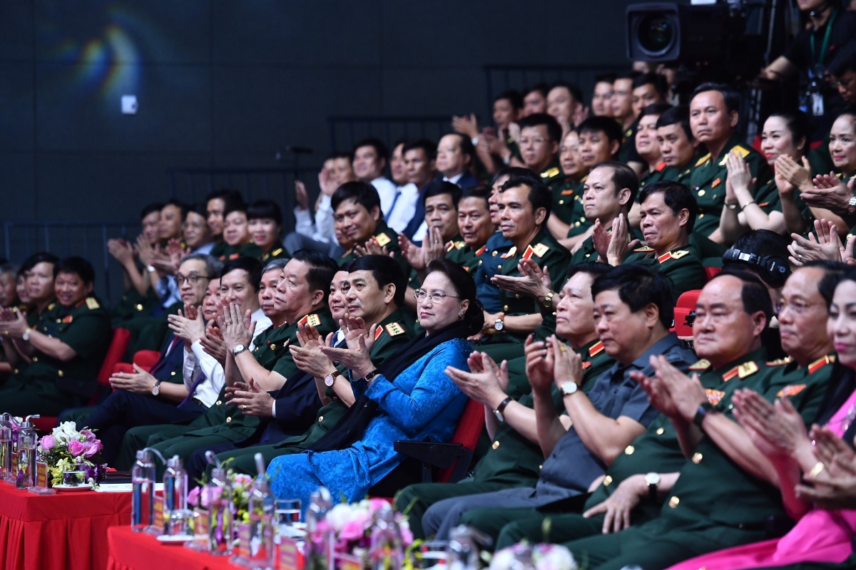 Chủ tịch Quốc hội dự chương trình “Vinh quang trên tuyến đầu”