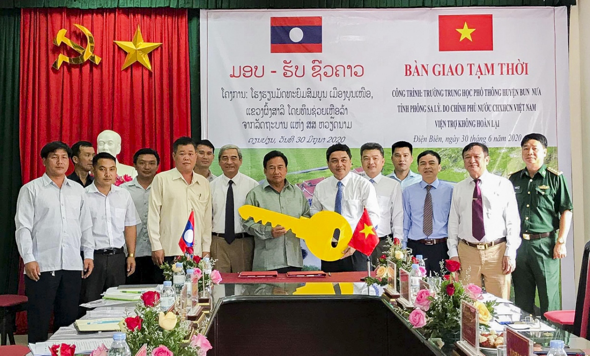 Bàn giao công trình Trường THPT huyện Bun Nưa cho tỉnh Phong Sa Lỳ (Lào)