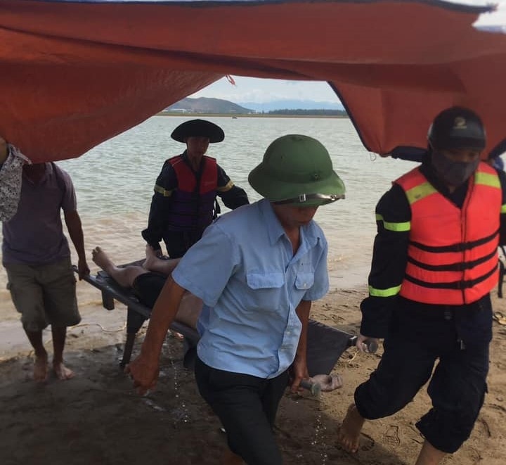 Gần 24h nỗ lực tìm kiếm cháu bé 12 tuổi đuối nước trên sông Lam
