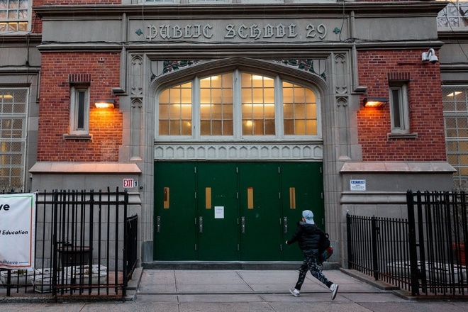 New York kéo dài lệnh đóng cửa các trường công cho tới cuối năm học