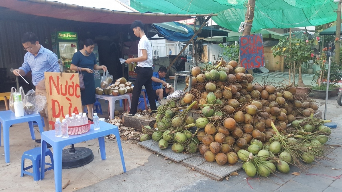 Kinh doanh giải khát ở vỉa hè Hà Nội ”hốt bạc” mùa nắng nóng