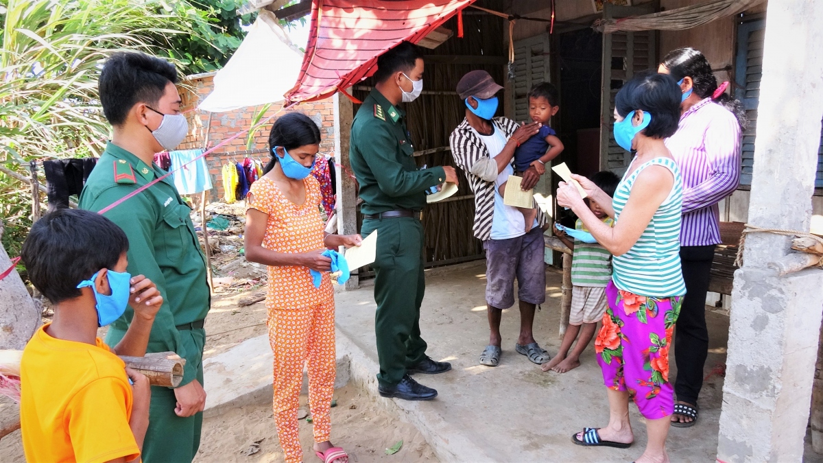 Đồn biên phòng tuyên truyền phòng chống dịch cho đồng bào Khmer