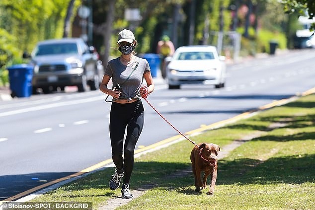 “Chân dài” Alessandra Ambrosio đeo khẩu trang kín mít, dắt thú cưng đi dạo