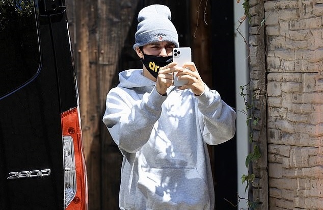 Justin Bieber đeo khẩu trang, mặc đồ xuề xòa ra phố ngay khi vừa trở về Mỹ