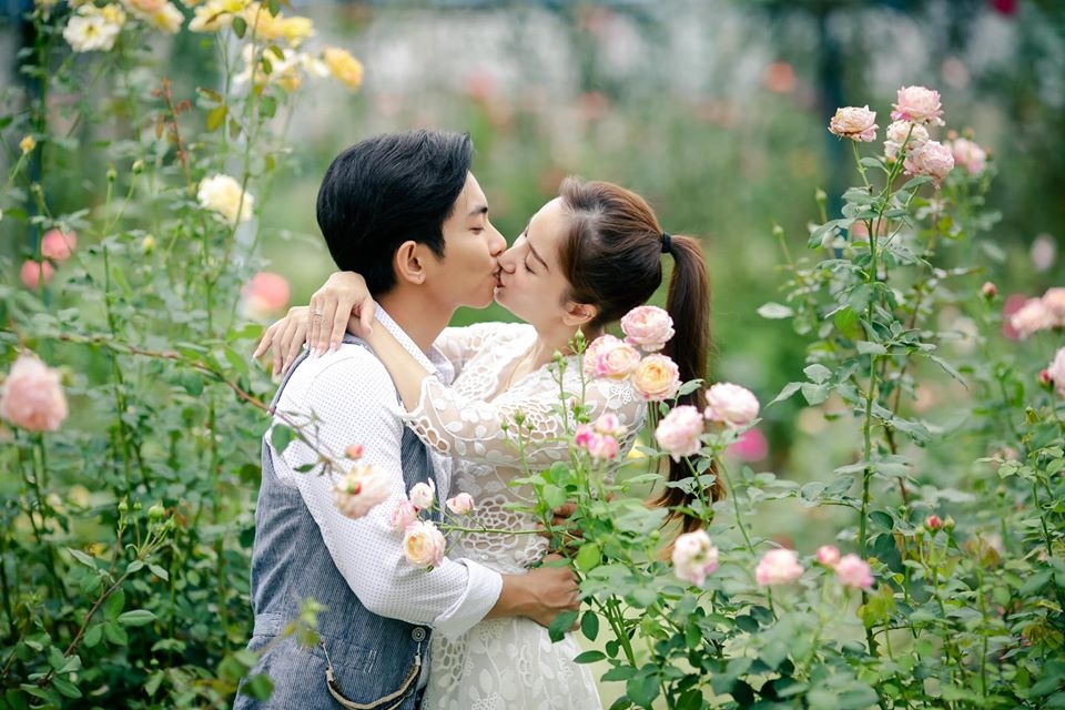 Chuyện showbiz: Khánh Thi ngọt ngào hôn chồng trẻ giữa vườn hoa hồng