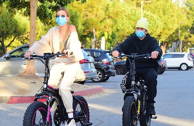 Vợ chồng Justin Bieber hào hứng đạp xe quanh phố trong ngày nắng đẹp