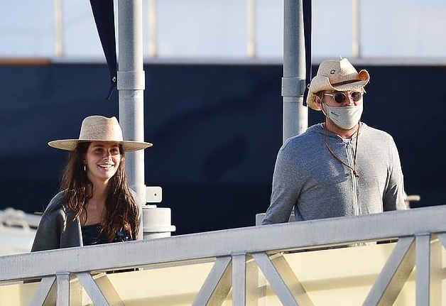 Bạn gái Leonardo DiCaprio rạng rỡ đón tuổi mới trên du thuyền