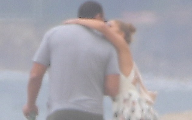 Jennifer Lopez ngọt ngào hôn bạn trai kém 6 tuổi trên bãi biển