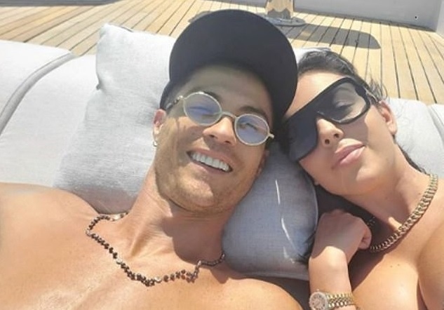 C. Ronaldo và bạn gái xinh đẹp tình tứ nằm phơi nắng trên du thuyền