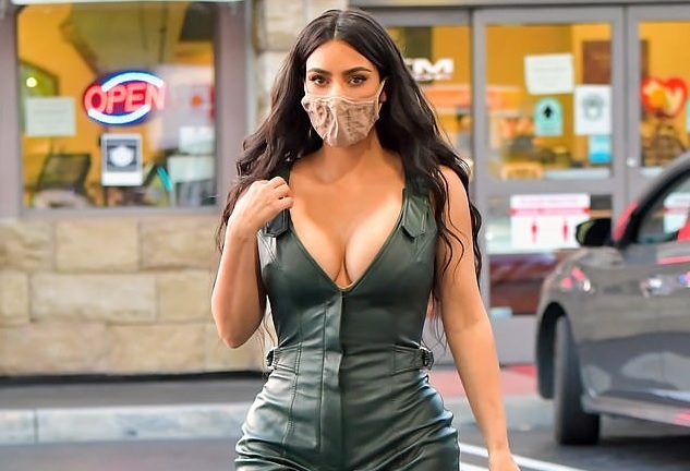 Kim Kardashian diện jumpsuit da khoe dáng “bốc lửa” ra phố