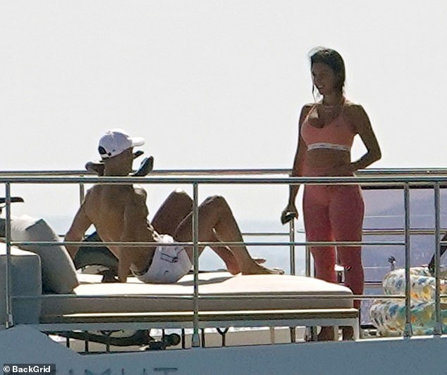 C.Ronaldo và bạn gái xinh đẹp vui vẻ tắm nắng trên du thuyền ở Ý