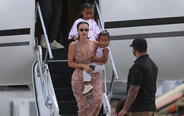 Vợ chồng Kim Kardashian vui vẻ đi du lịch sau ồn ào trục trặc tình cảm