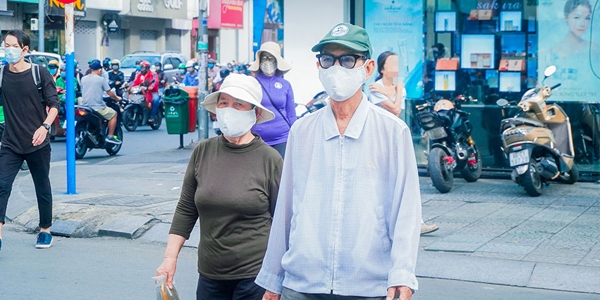 Người Sài Gòn đồng loạt bật chế độ bảo vệ bản thân bằng cách đeo khẩu trang