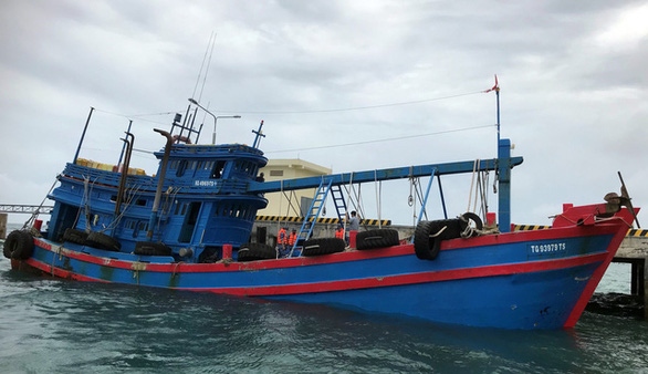 Cảnh sát biển bắt tàu chở 100.000 lít dầu DO không nguồn gốc