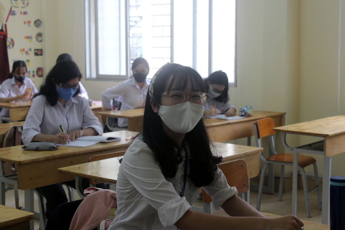 Học sinh cuối cấp Hà Nội “lên dây cót” ôn thi ngay ngày đầu đi học lại