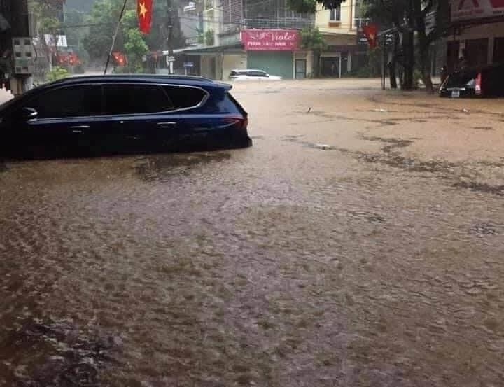 Video: Phố phường Hà Giang mênh mông nước, người dân chật vật chống lũ