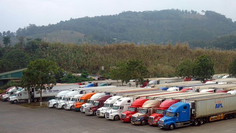 Gần 2.000 xe hàng chờ xuất khẩu sang Trung Quốc
