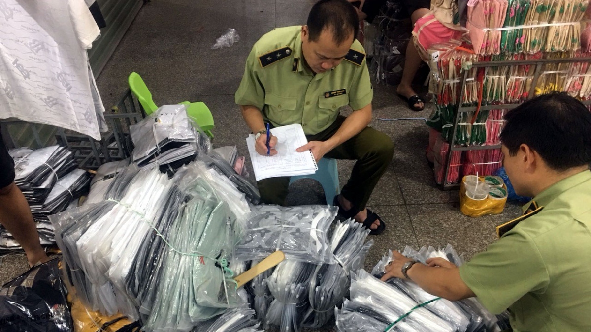 Thu giữ gần 4.700 sản phẩm giả, nhái và nhập lậu tại chợ Ninh Hiệp