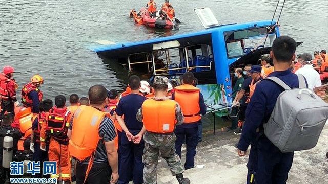Xe buýt lao xuống hồ ở Trung Quốc làm 21 người thiệt mạng