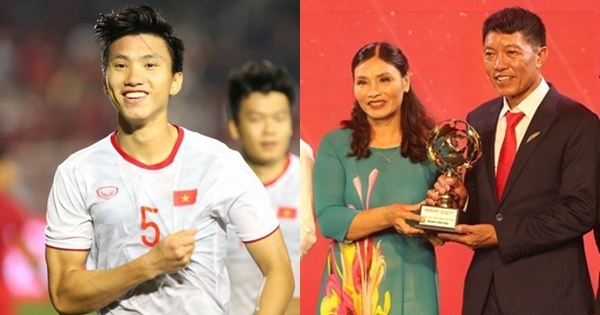 Bố mẹ thay Đoàn Văn Hậu nhận danh hiệu Cầu thủ trẻ xuất sắc nhất VN