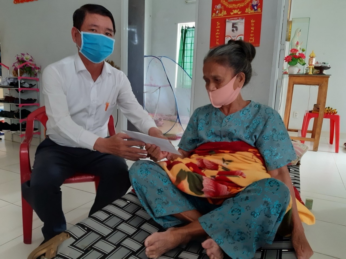 Hỗ trợ khẩn cấp người nghèo bị ảnh hưởng dịch Covid-19 tại Đà Nẵng