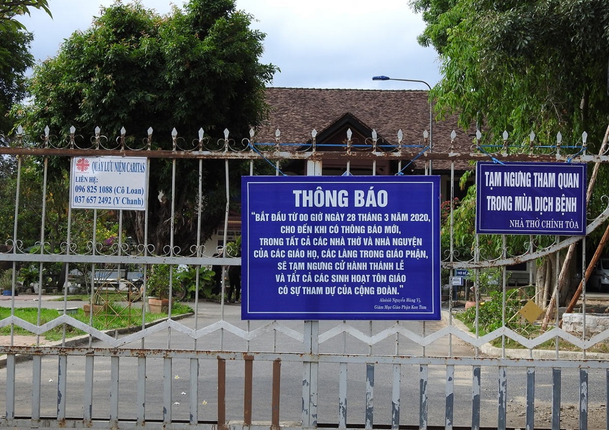 Các cơ sở tôn giáo ở Kon Tum, Vĩnh Long tuân thủ việc giãn cách xã hội