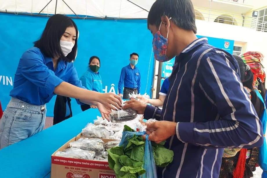 Ảnh: Đồng bào nghèo ở Lai Châu nhận nhu yếu phẩm từ gian hàng 0 đồng