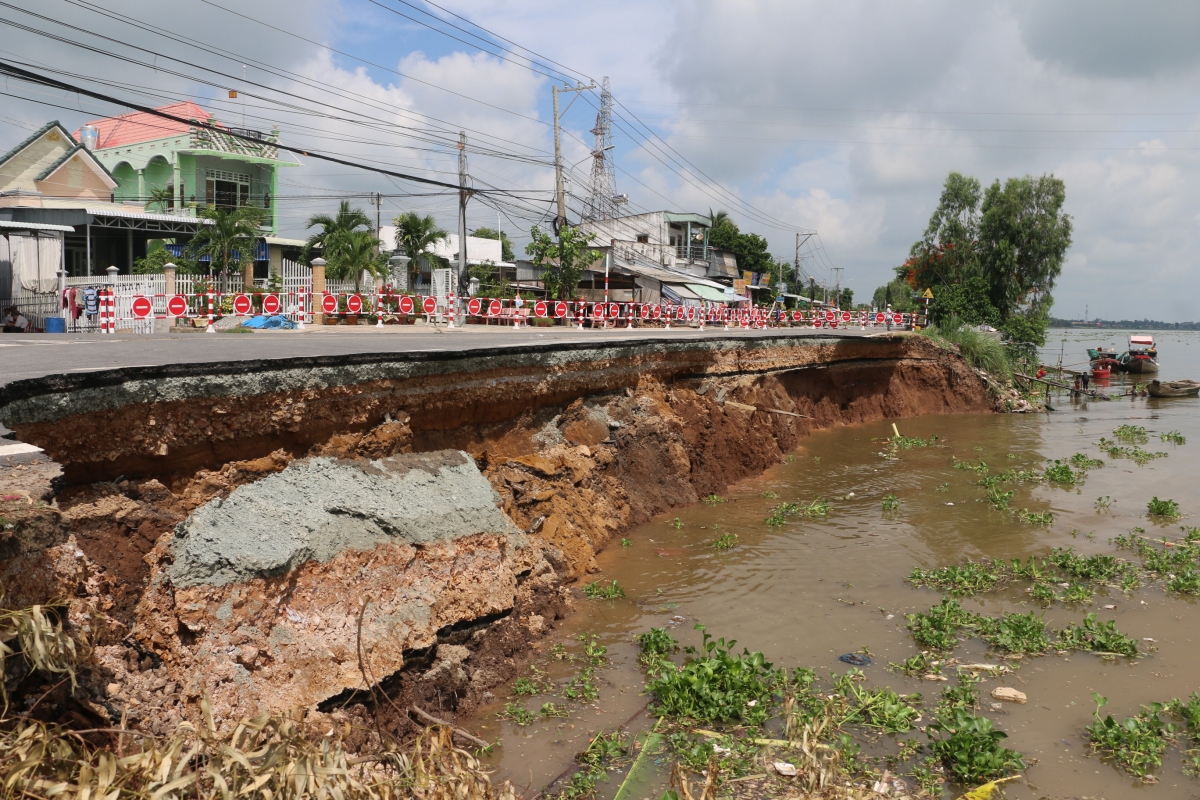 Xử lý khẩn cấp sạt lở bờ sông Hậu ở An Giang