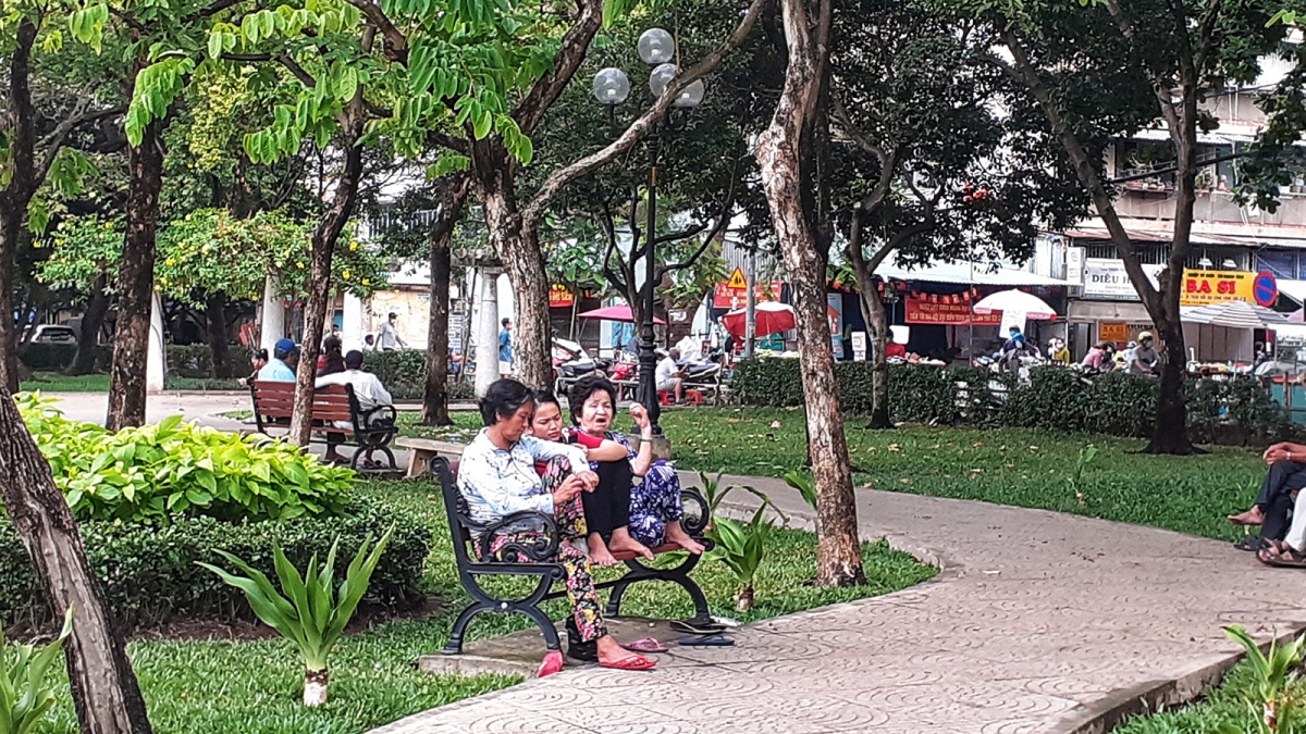 Nhiều người dân TPHCM không đeo khẩu trang, vô tư tụ tập ở công viên