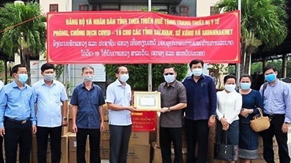 Hỗ trợ trang thiết bị y tế cho 3 tỉnh của Lào chống dịch Covid-19